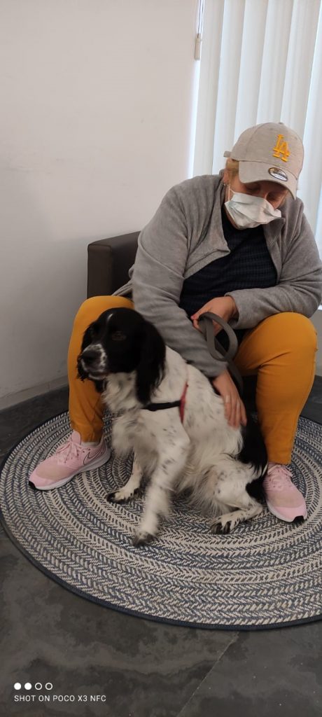 Paqui posando junto a un perro de terapia asistida Paqui posando junto a un perro de terapia asistida