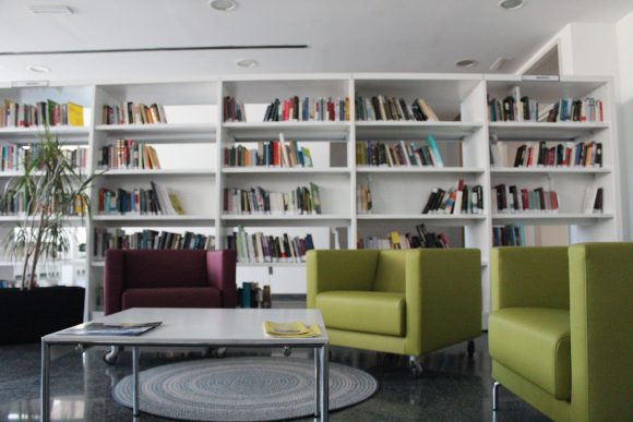 Foto grafía de la biblioteca del Creap