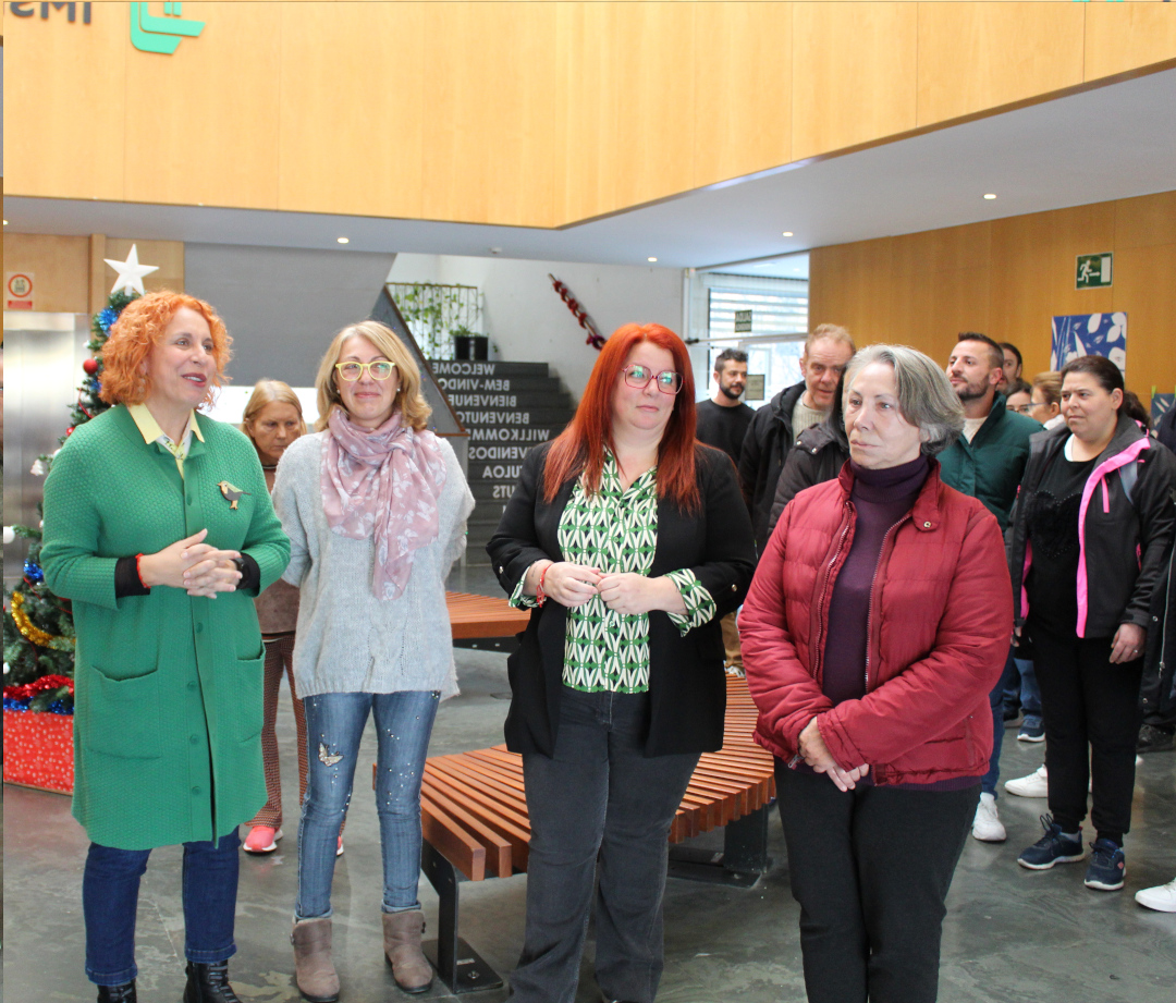 Mara Ases presentando una exposición anterior en el Creap